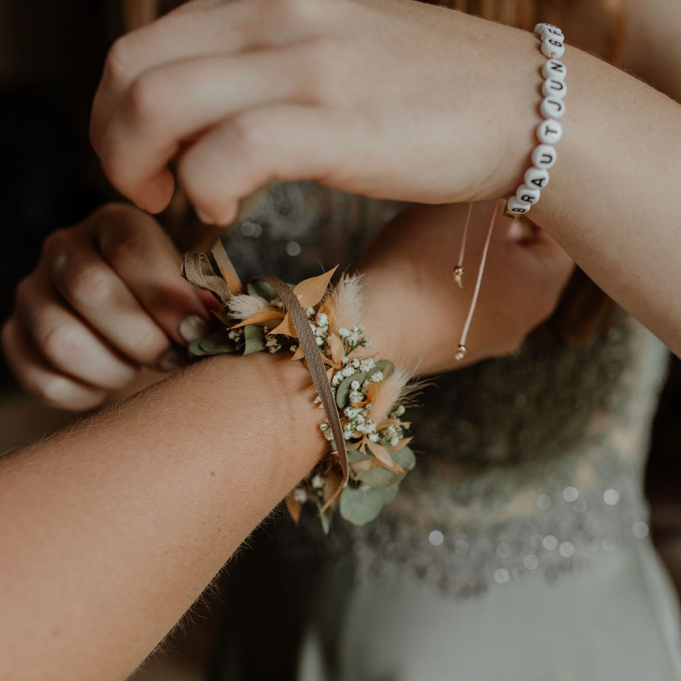Blumenhaus Schlieker Lügde, Bild Hochszeitsfloristik, Brautschmuck, Blumenarmband, Brautstrauß, Haarschmuck