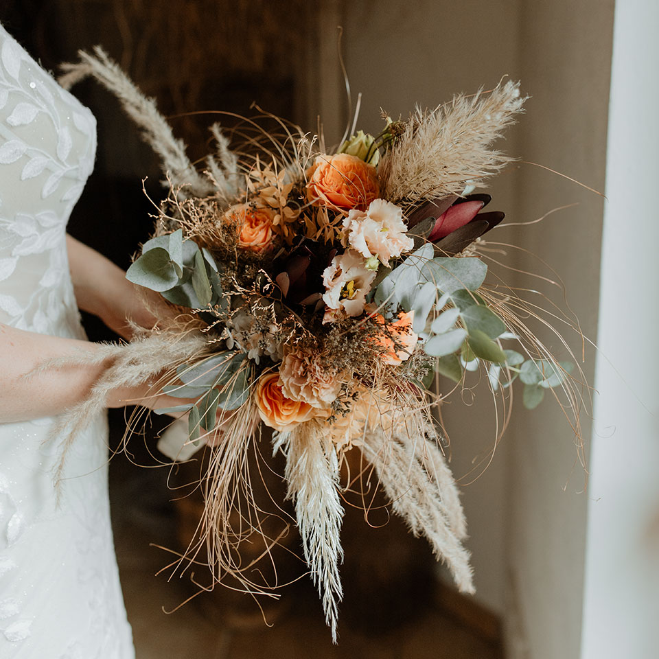 Blumenhaus Schlieker Lügde, Bild Hochszeitsfloristik, Brautstrauß, Haarschmuck