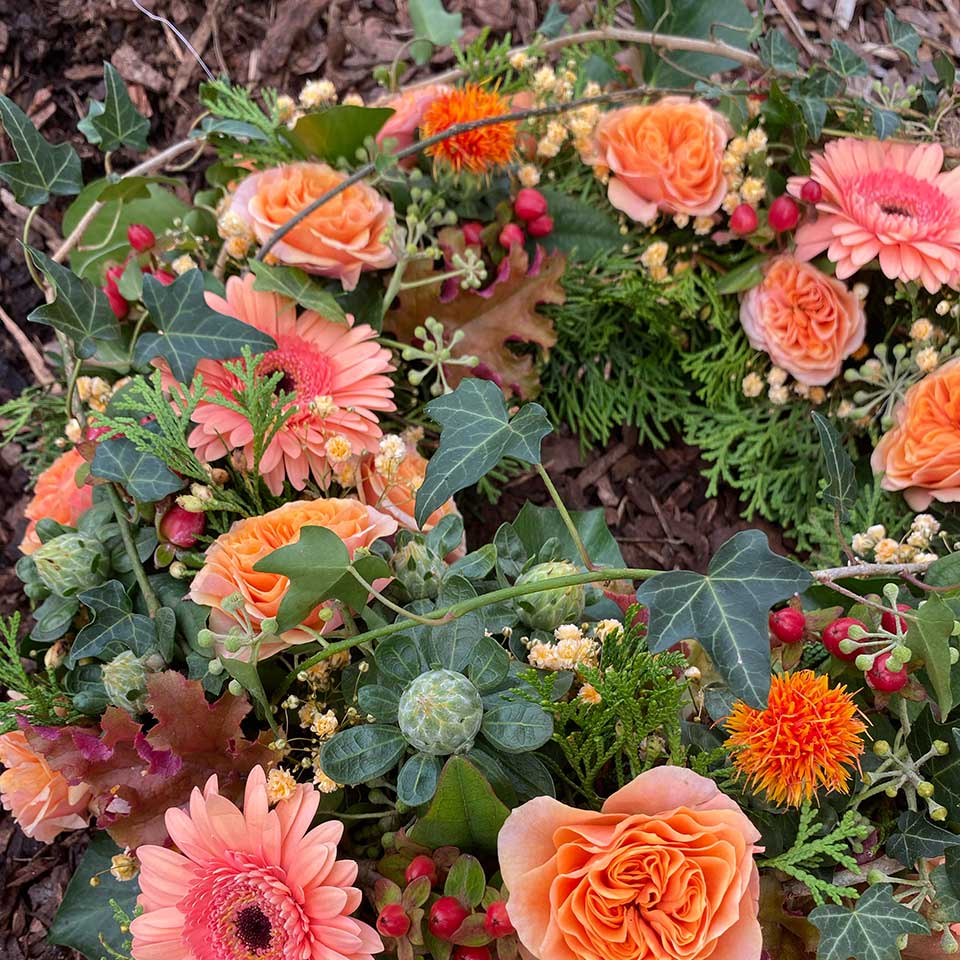 Blumenhaus Schlieker, Bild Gärtnerei Lügde Beerdigung, Blumenkranz als Grabschmuck oder Sargschmuck