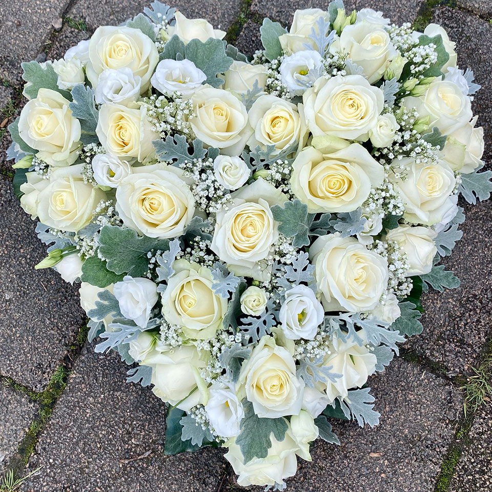 Blumenhaus Schlieker, Bild Gärtnerei Lügde Beerdigung, Rosenkranz in Herzform als Grabschmuck oder Sargschmuck