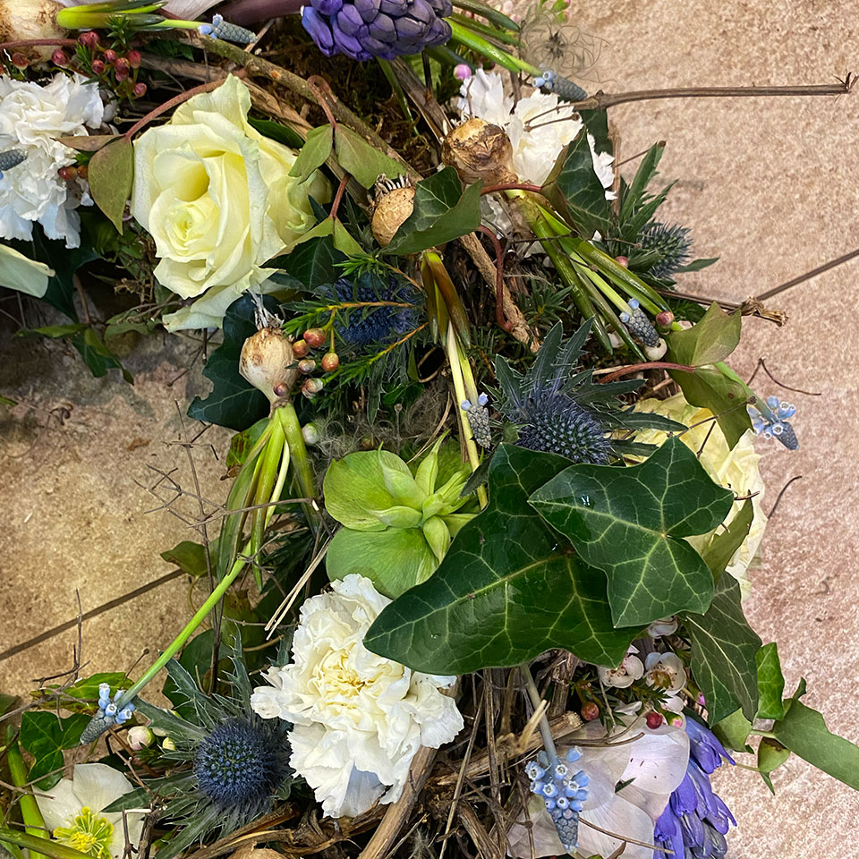 Blumenhaus Schlieker, Bild Gärtnerei Lügde Beerdigung, Blumenkranz als Grabschmuck oder Sargschmuck