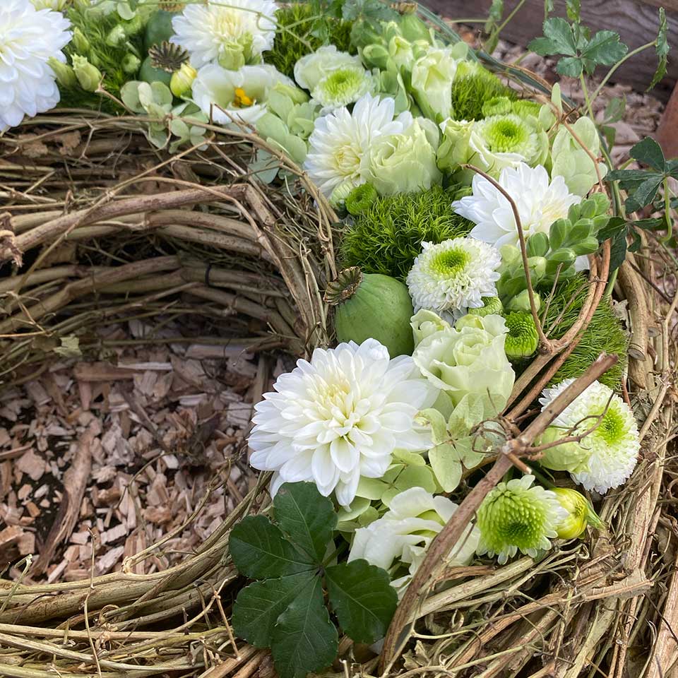 Blumenhaus Schlieker, Bild Gärtnerei Lügde Beerdigung, Blumenkranz als Grabschmuck oder Sargschmuck