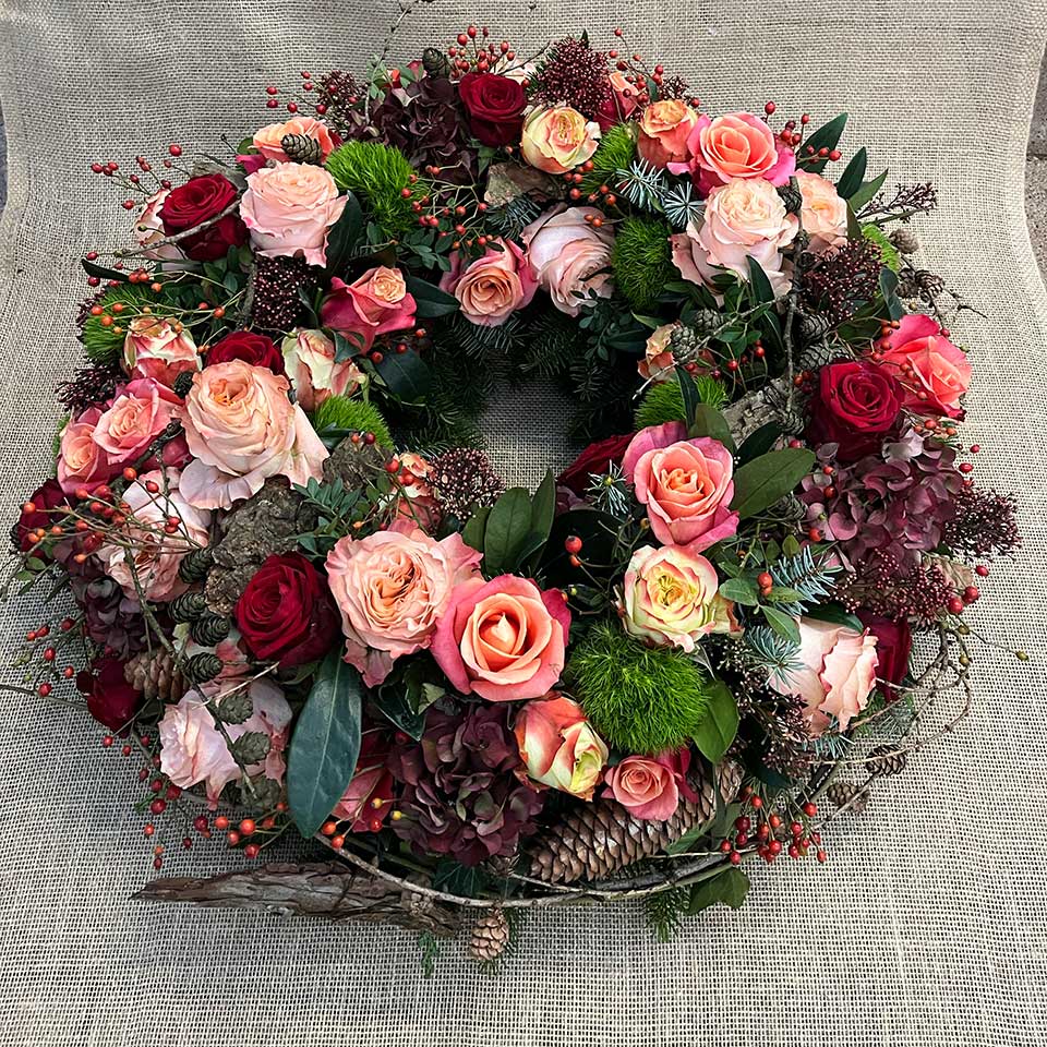 Blumenhaus Schlieker, Bild Gärtnerei Lügde Beerdigung, Blumenkranz als Grabschmuck oder Sargschmuck